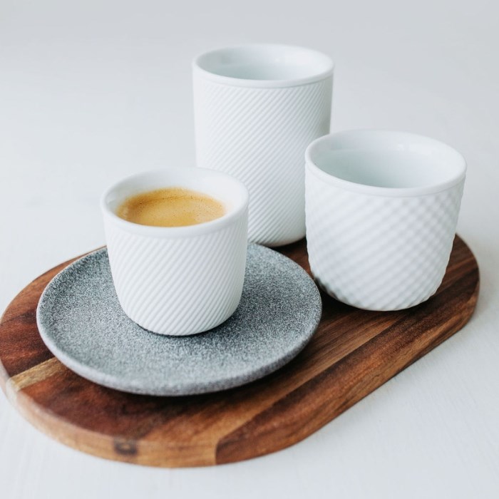 DOUBLEWALLS Porcelánový dvoustěnný šálek TWIST glazed, 180 ml